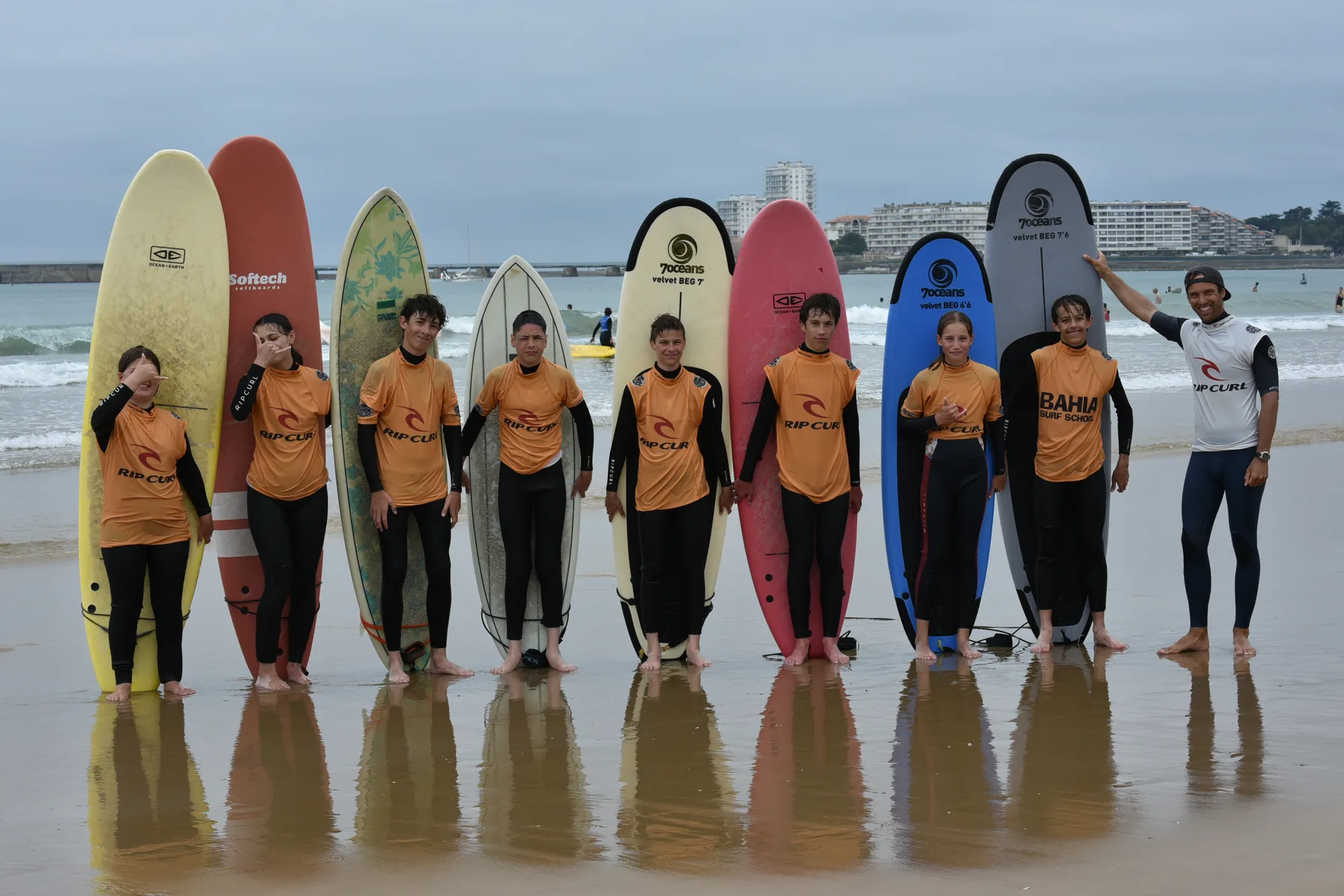 Le groupe aligné sur le sable devant les planches dressées, à la fin de la séance.