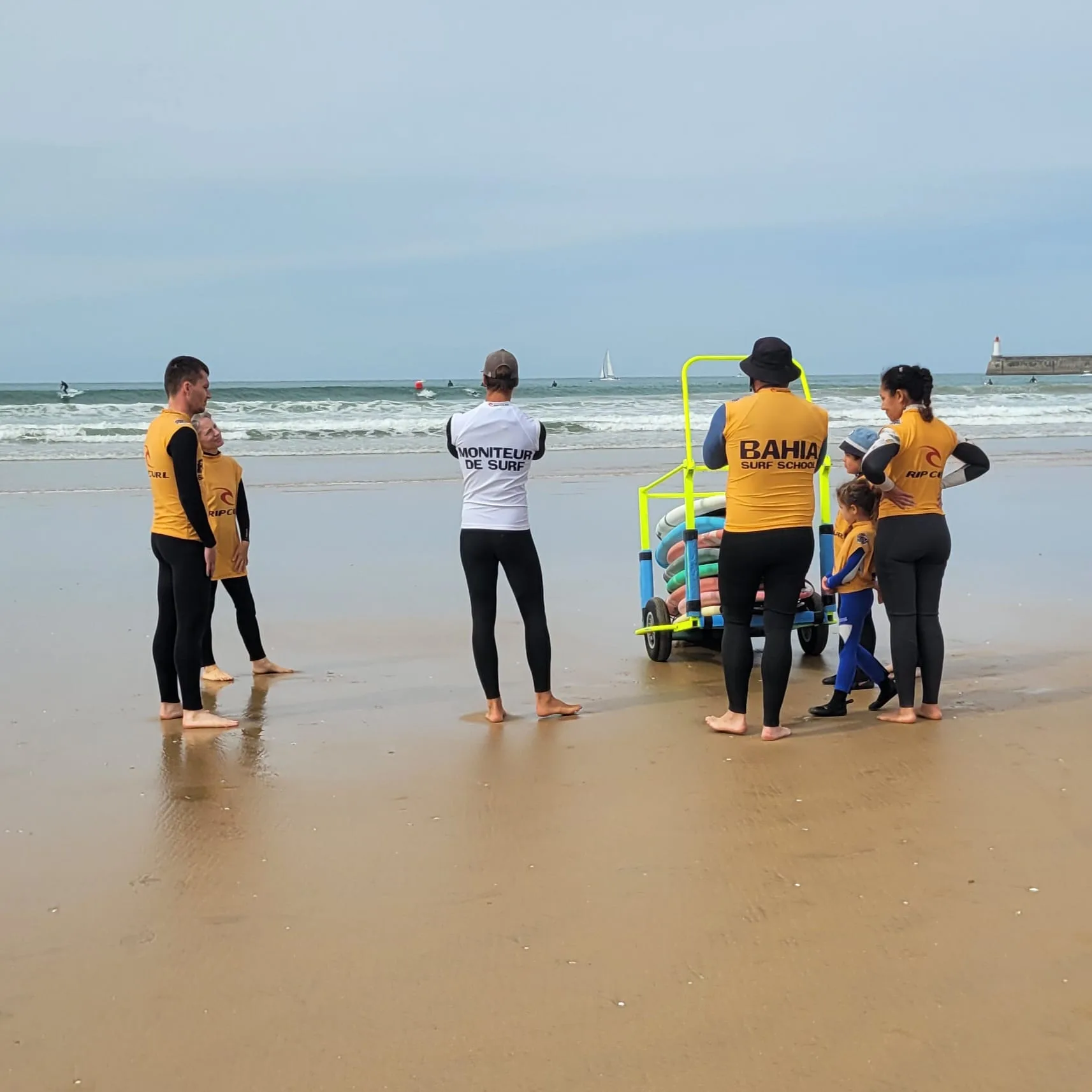 Le groupe rassemblé au bord de l’eau autour du moniteur et du chariot.